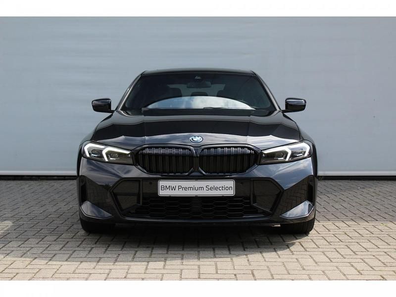 Saphirschwarz (donker zwart metallic) Gebruikt 2024 BMW 320e Comfort Edition Sedan | € 44.950 (Eerlijke prijs) - Afbeelding 1/2