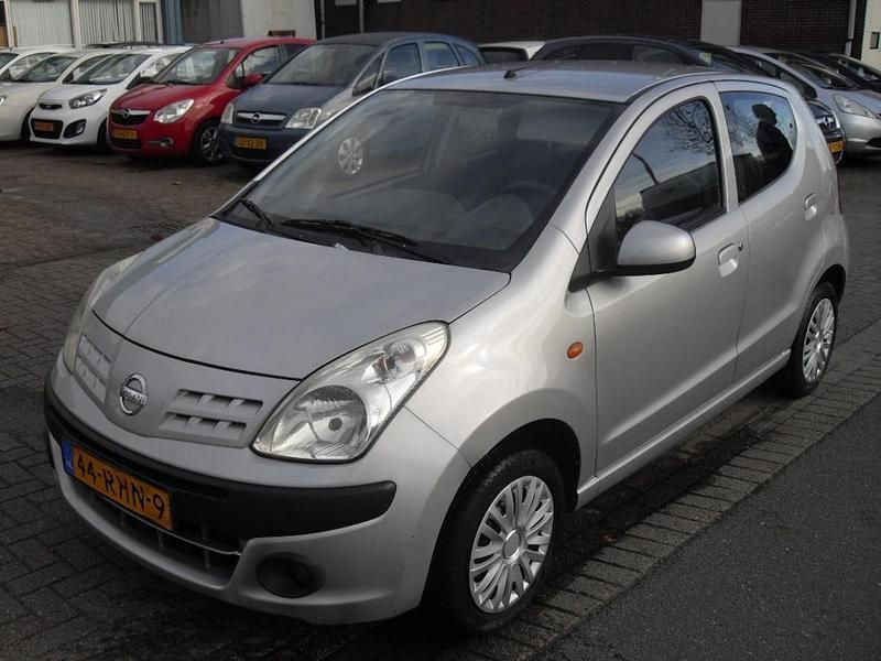 Grijs (metallic) Gebruikt 2011 Nissan Pixo Acenta Hatchback | € 2.450 (Eerlijke prijs) - Afbeelding 1/4