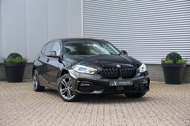 Zwart Gebruikt 2022 BMW 118 Executive Hatchback | € 26.990 (Eerlijke prijs) - Afbeelding 1/4