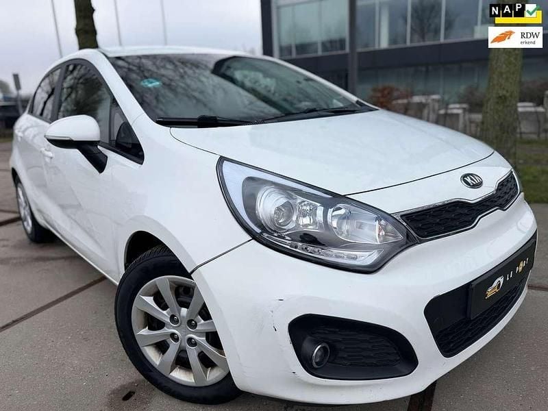 Wit (metallic) Occasion 2013 Kia Rio Hatchback | € 3.495 (Goede deal) - Afbeelding 1/4