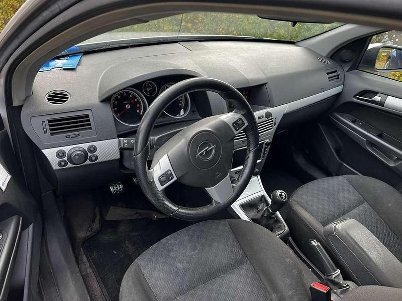 Occasion Opel Astra Sport 105 PK (77 kW) 2004 Zilver Hatchback