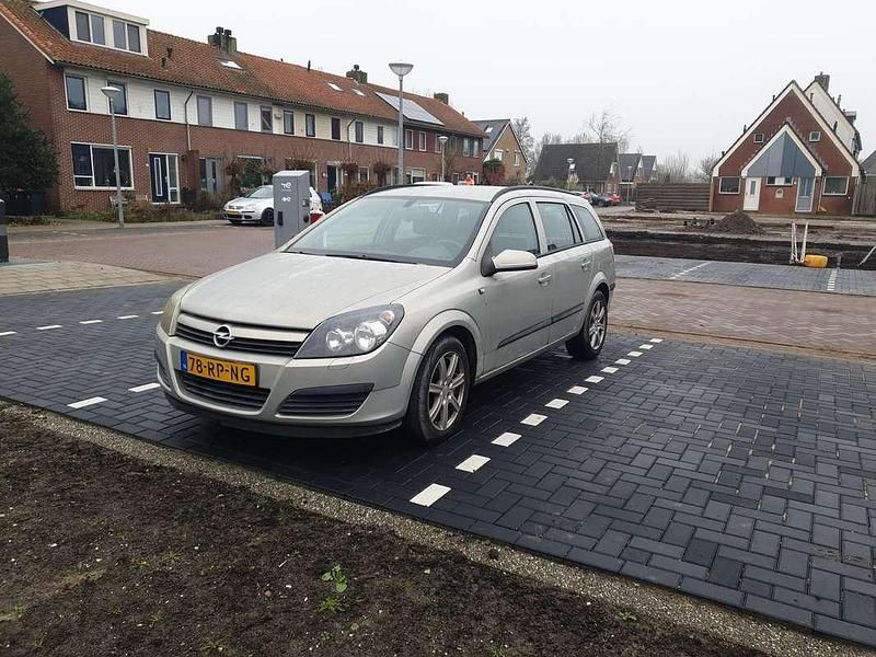 Grijs Occasion 2005 Opel Astra Enjoy Stationwagen | € 500 (Super prijs) - Afbeelding 1/4
