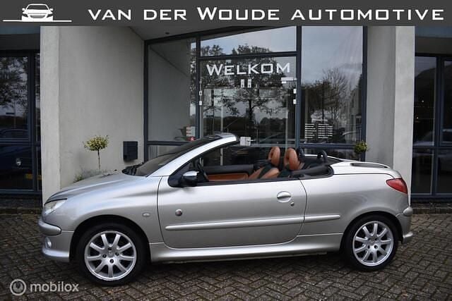 Grijs Gebruikt 2003 Peugeot 206 CC Roland Garros Cabriolet | € 1.999 (Eerlijke prijs) - Afbeelding 1/4