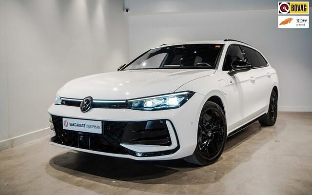 Wit Gebruikt 2025 VW Passat R-line Edition Stationwagen | € 49.995 - Afbeelding 1/4