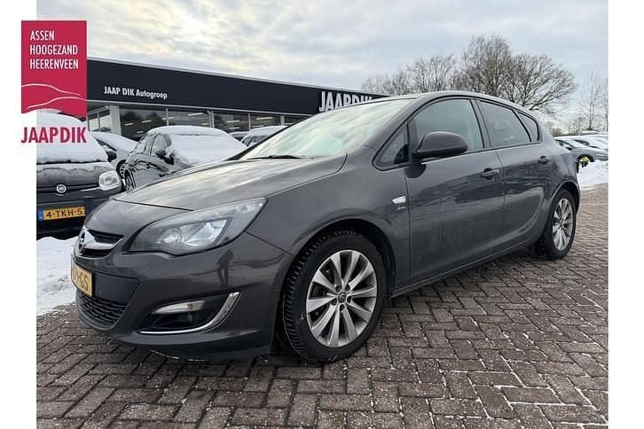 Grijs Occasion 2013 Opel Astra Sport Hatchback | € 7.444 (Eerlijke prijs) - Afbeelding 1/4