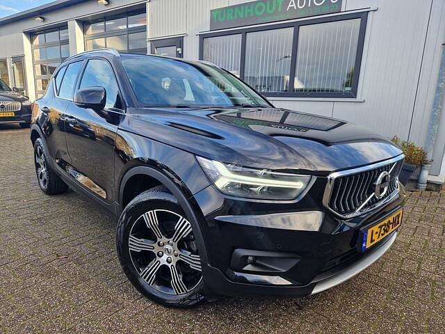 Zwart (metallic) Gebruikt 2021 Volvo XC40 Inscription SUV | € 31.825 (Eerlijke prijs) - Afbeelding 1/4