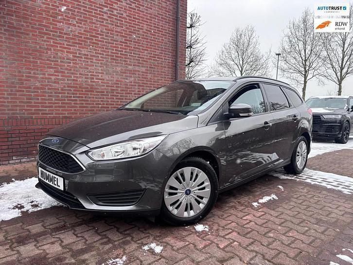 Grijs (metallic) Occasion 2015 Ford Focus Titanium Stationwagen | € 5.749 (Super prijs) - Afbeelding 1/4