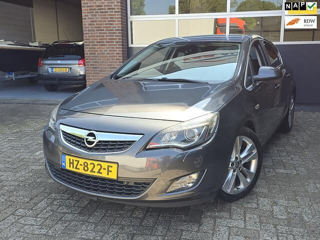 Grijs Gebruikt 2010 Opel Astra Cosmo Hatchback | € 2.495 (Eerlijke prijs) - Afbeelding 1/4