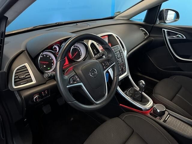 Occasion Opel Astra Design Edition 140 PK (102 kW) 2014 Zwart Sedan