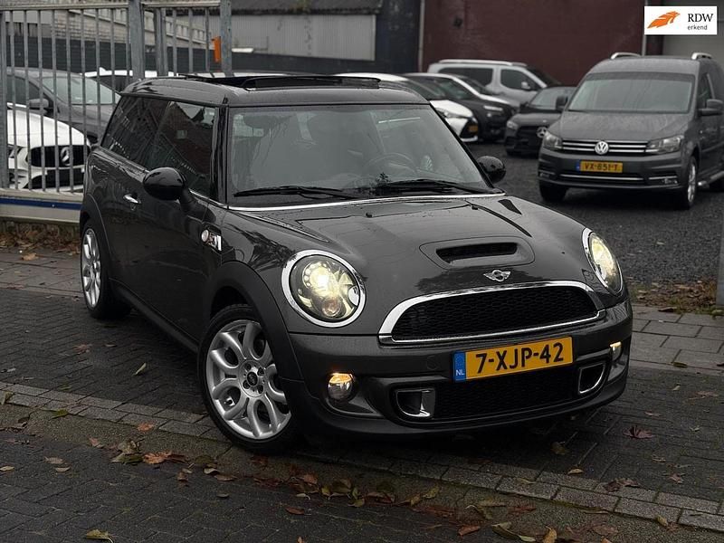 Grijs (metallic) Gebruikt 2011 Mini Cooper Clubman Chili Stationwagen | € 7.495 (Eerlijke prijs) - Afbeelding 1/4