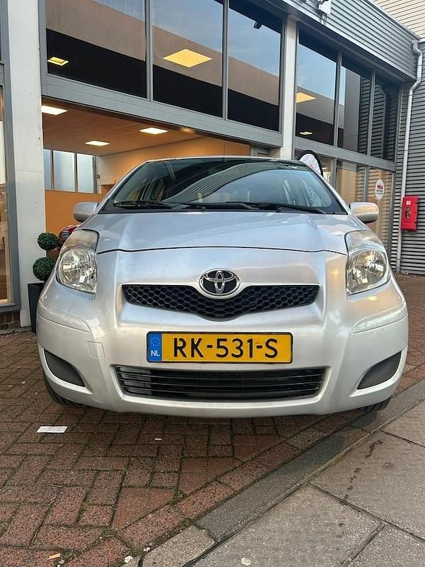 Occasion Toyota Yaris Cool 69 PK (50 kW) 2011 Grijs (metallic) Hatchback