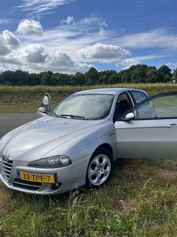Grijs Gebruikt 2006 Alfa Romeo 147 Hatchback | € 1.350 (Eerlijke prijs) - Afbeelding 1/4