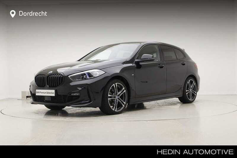 Zwart, metallic lak Gebruikt 2023 BMW 118 Comfort Edition Hatchback | € 31.895 (Iets duurder) - Afbeelding 1/3