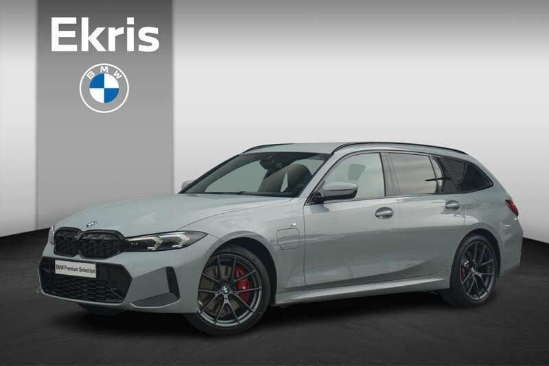 Grijs Nieuw 2024 BMW 330e M Sport Stationwagen | € 65.950 (Super prijs) - Afbeelding 1/4