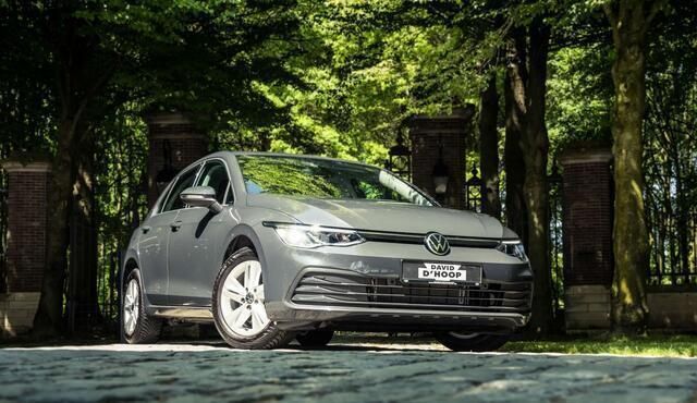 Grijs Gebruikt 2021 VW Golf VIII Life Sedan | € 23.950 (Goede deal) - Afbeelding 1/4