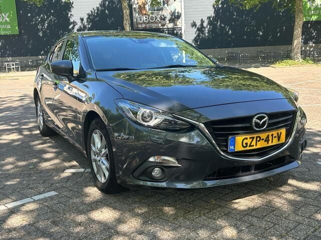 Grijs Gebruikt 2015 Mazda 3 Hatchback | € 13.700 (Eerlijke prijs) - Afbeelding 1/4