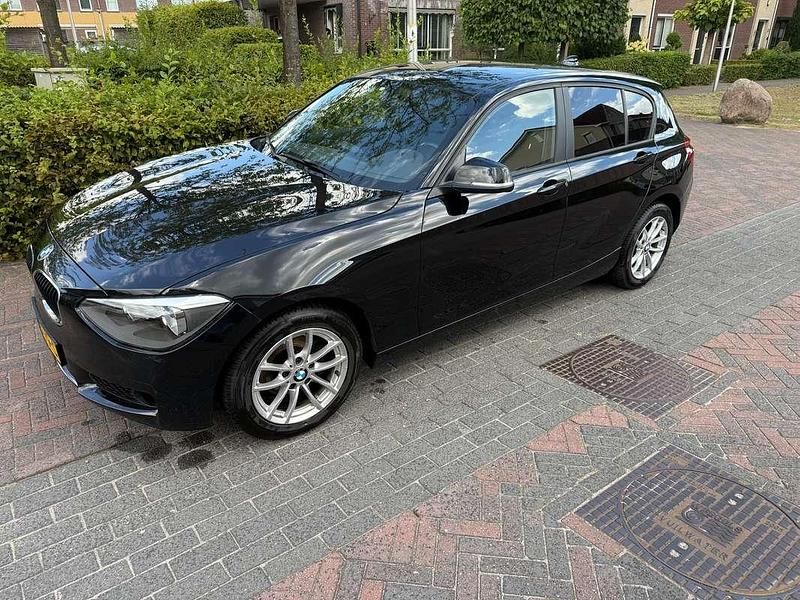 Zwart Gebruikt 2013 BMW 114 Hatchback | € 7.000 (Goede deal) - Afbeelding 1/4