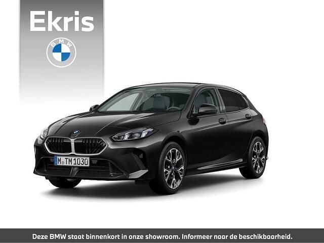 Zwart Nieuw 2025 BMW 120 M Sport Hatchback | € 48.783 (Super prijs) - Afbeelding 1/4