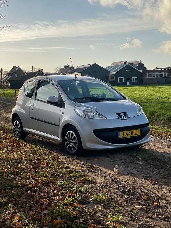 Grijs Gebruikt 2009 Peugeot 107 Active Hatchback | € 1.150 (Super prijs) - Afbeelding 1/4