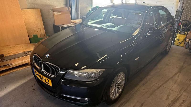 Zwart Occasion 2011 BMW 320 Executive Sedan | € 8.650 (Eerlijke prijs) - Afbeelding 1/4