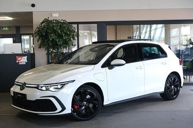 Wit Gebruikt 2022 VW Golf VIII GTE Hatchback | € 25.950 (Eerlijke prijs) - Afbeelding 1/4