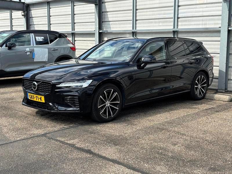 Zwart Gebruikt 2023 Volvo V60 Plus Stationwagen | € 44.900 (Iets duurder) - Afbeelding 1/2
