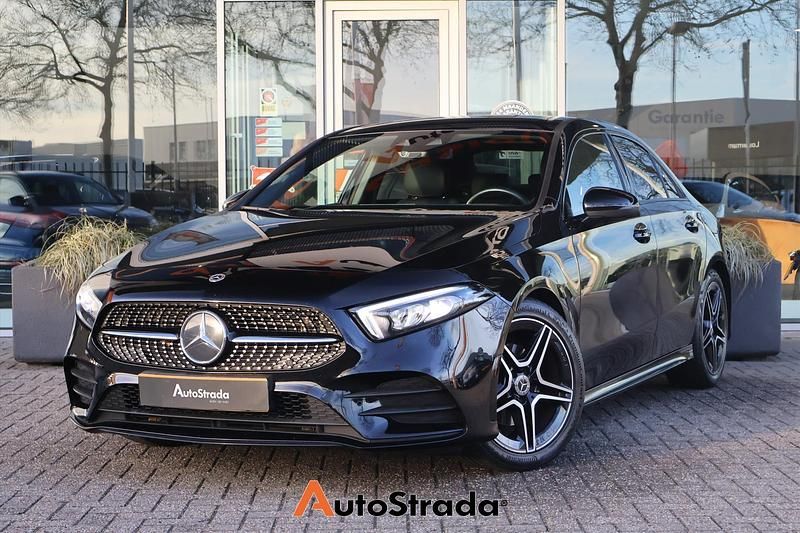 Zwart Occasion 2021 Mercedes A180 AMG line Sedan | € 24.900 (Goede deal) - Afbeelding 1/4