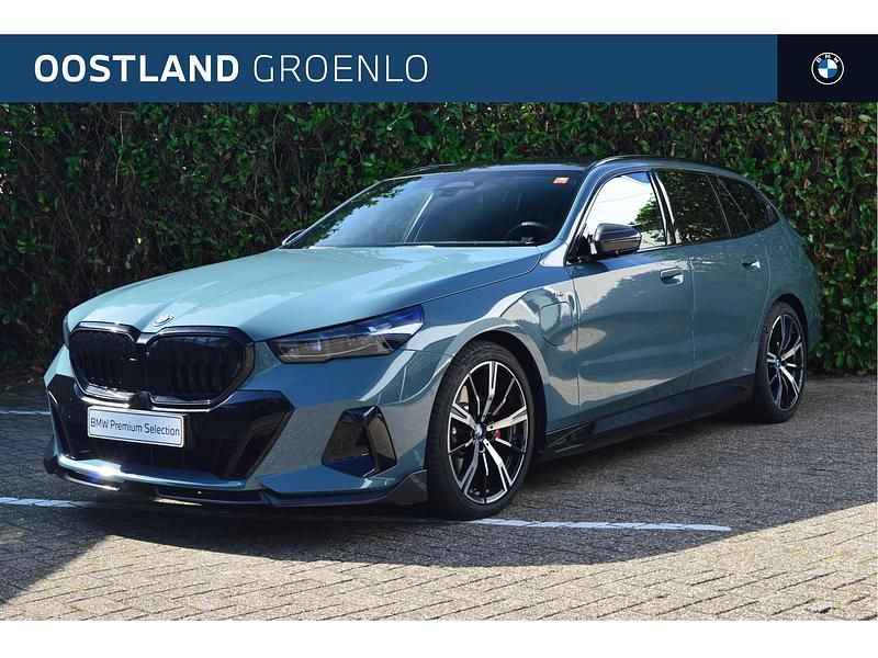 Groen Gebruikt 2025 BMW 530e Comfort Edition Stationwagen | € 84.950 - Afbeelding 1/4