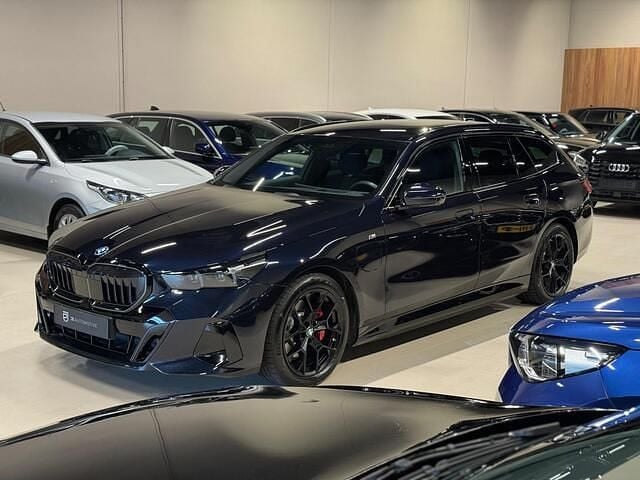 Zwart Gebruikt 2024 BMW 530e Shadowline Stationwagen | € 61.450 - Afbeelding 1/4