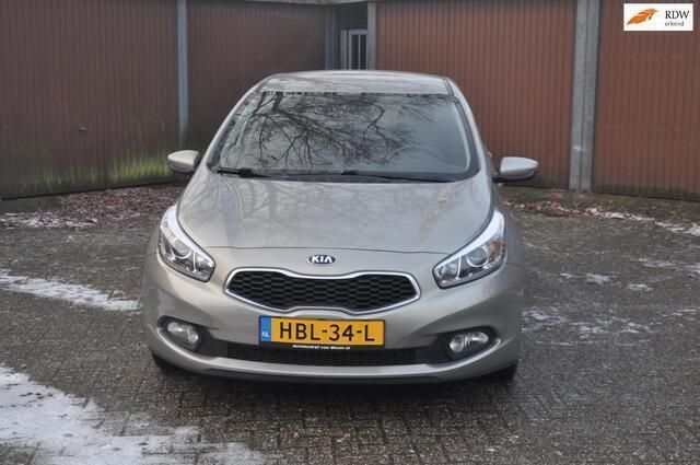 Grijs Gebruikt 2015 Kia Ceed Hatchback | € 6.650 (Goede deal) - Afbeelding 1/4