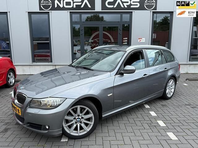 Grijs Gebruikt 2011 BMW 320 Luxury Line Stationwagen | € 8.950 (Iets duurder) - Afbeelding 1/4