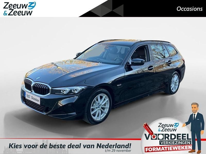 Zwart (metallic) Gebruikt 2023 BMW 320e Stationwagen | € 31.440 (Goede deal) - Afbeelding 1/4