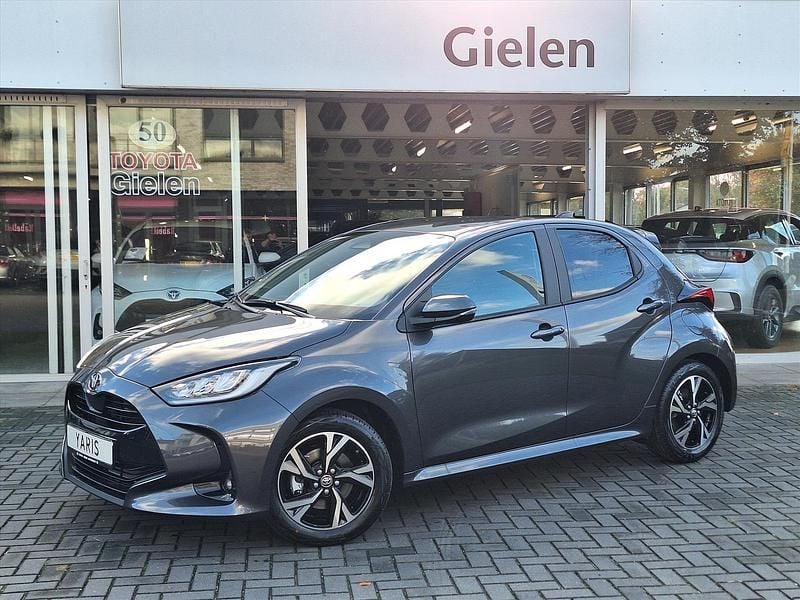 Grijs Nieuw 2025 Toyota Yaris Hybrid Plus Hatchback | € 27.400 (Eerlijke prijs) - Afbeelding 1/3