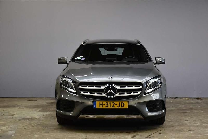 Occasion Mercedes GLA180 AMG Line Premium Plus 123 PK (90 kW) 2019 Grijs metallic SUV