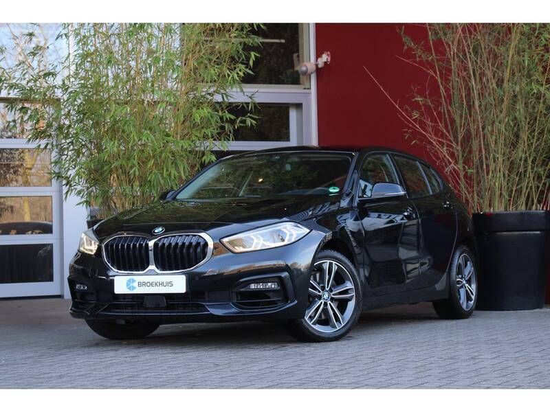 Zwart Gebruikt 2020 BMW 118 Executive Hatchback | € 19.900 (Super prijs) - Afbeelding 1/4
