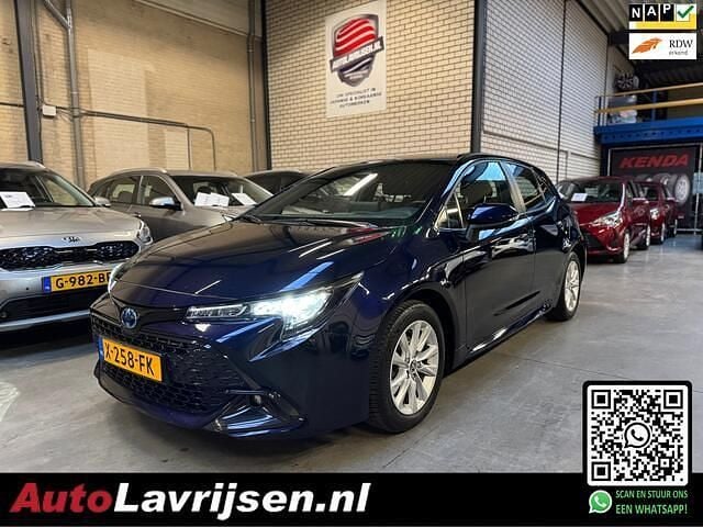 Blauw Occasion 2023 Toyota Corolla Hybrid Active Hatchback | € 23.888 (Eerlijke prijs) - Afbeelding 1/4
