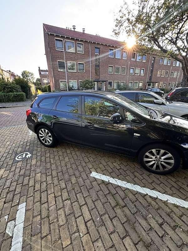 Zwart Gebruikt 2013 Opel Astra Cosmo MPV | € 4.500 (Eerlijke prijs) - Afbeelding 1/4