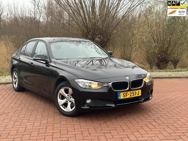 Zwart Gebruikt 2013 BMW 316 Sedan | € 7.499 (Super prijs) - Afbeelding 1/4
