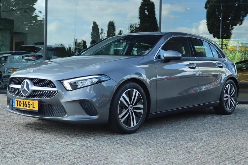 Grijs, metallic lak Gebruikt 2018 Mercedes A180 Premium Hatchback | € 19.900 (Eerlijke prijs) - Afbeelding 1/4