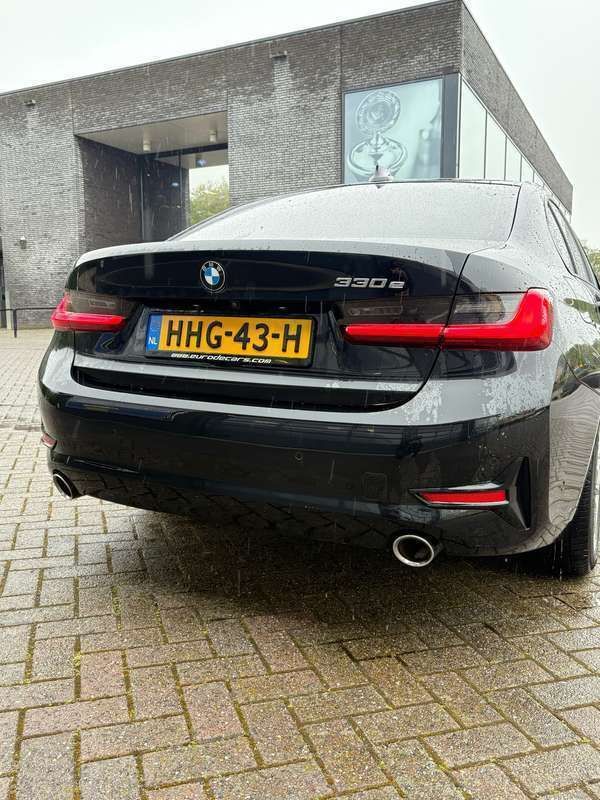 Zwart Gebruikt 2020 BMW 330e Executive Sedan | € 29.000 (Eerlijke prijs) - Afbeelding 1/4