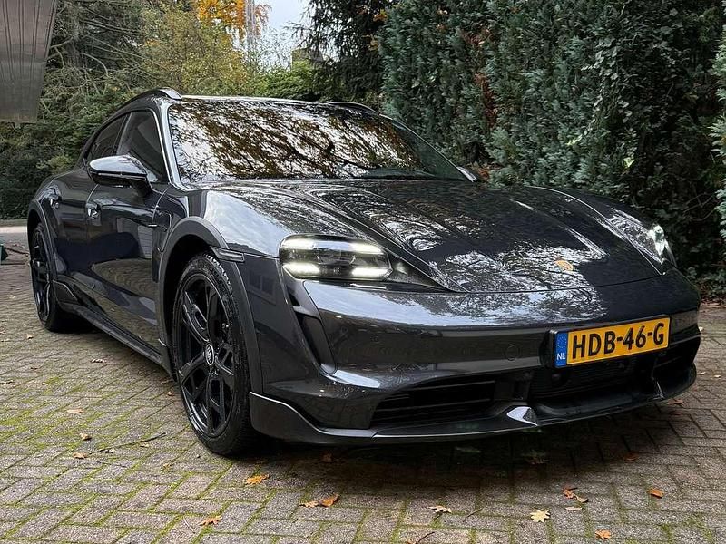 Grijs Gebruikt 2022 Porsche Taycan Turbo S Cross Turismo Sedan | € 96.500 - Afbeelding 1/4