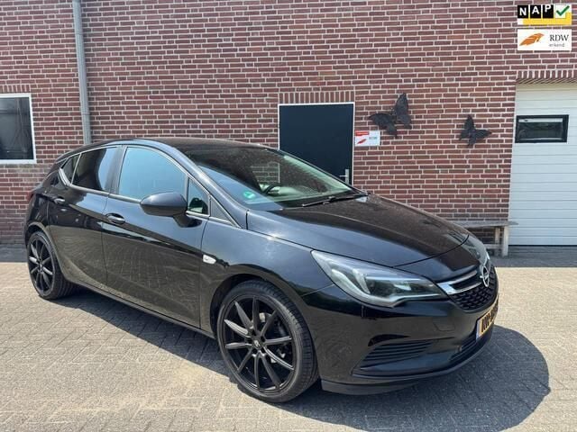 Zwart Gebruikt 2017 Opel Astra Edition Hatchback | € 7.995 (Eerlijke prijs) - Afbeelding 1/4
