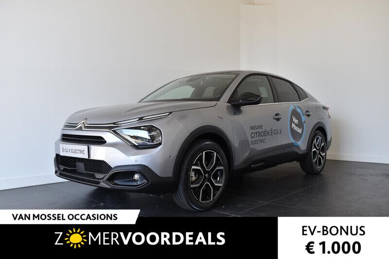 Grijs, metallic lak Gebruikt 2023 Citroën e-C4 Shine Sedan | € 29.440 - Afbeelding 1/4