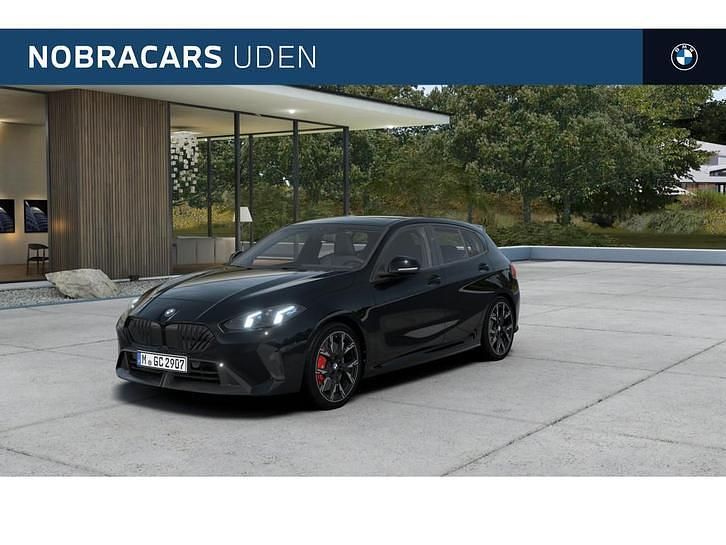 Zwart Nieuw 2025 BMW 120 Comfort Edition Hatchback | € 53.392 (Eerlijke prijs) - Afbeelding 1/4