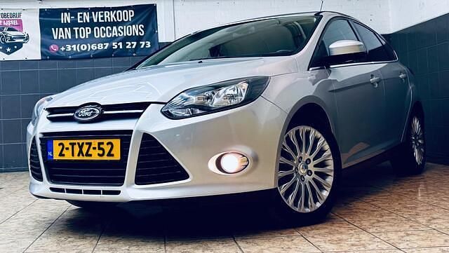 Grijs Gebruikt 2011 Ford Focus Hatchback | € 4.945 (Eerlijke prijs) - Afbeelding 1/4