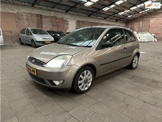 Grijs Gebruikt 2003 Ford Fiesta Ghia Hatchback | € 1.399 (Eerlijke prijs) - Afbeelding 1/4