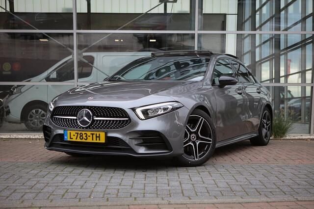 Grijs Gebruikt 2021 Mercedes A180 AMG Sedan | € 28.249 (Eerlijke prijs) - Afbeelding 1/4