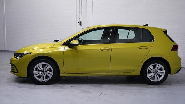 Occasion VW Golf VIII Business 131 PK (96 kW) 2023 Geel Hatchback