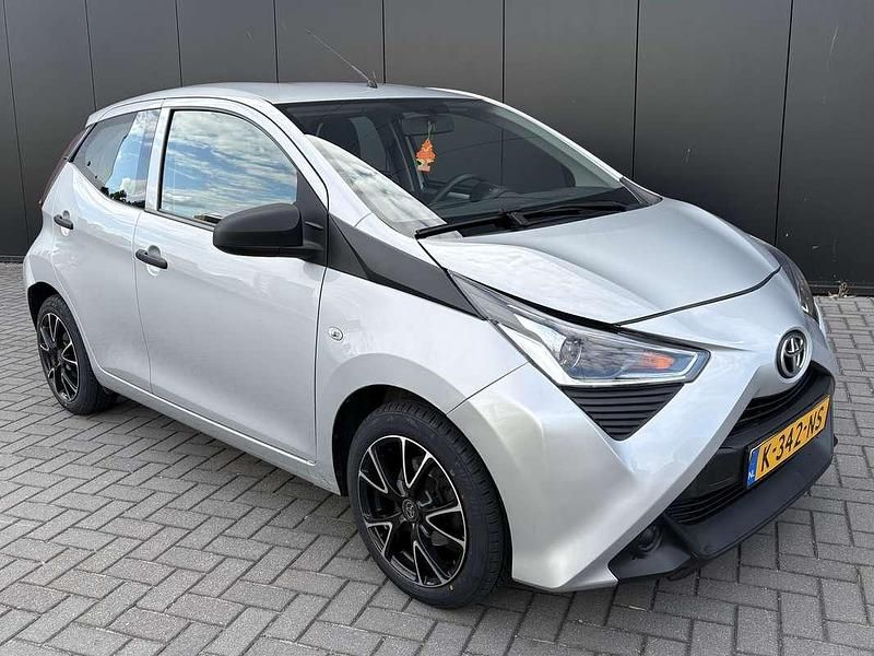 Grijs Gebruikt 2021 Toyota Aygo Hatchback | € 8.499 (Goede deal) - Afbeelding 1/4