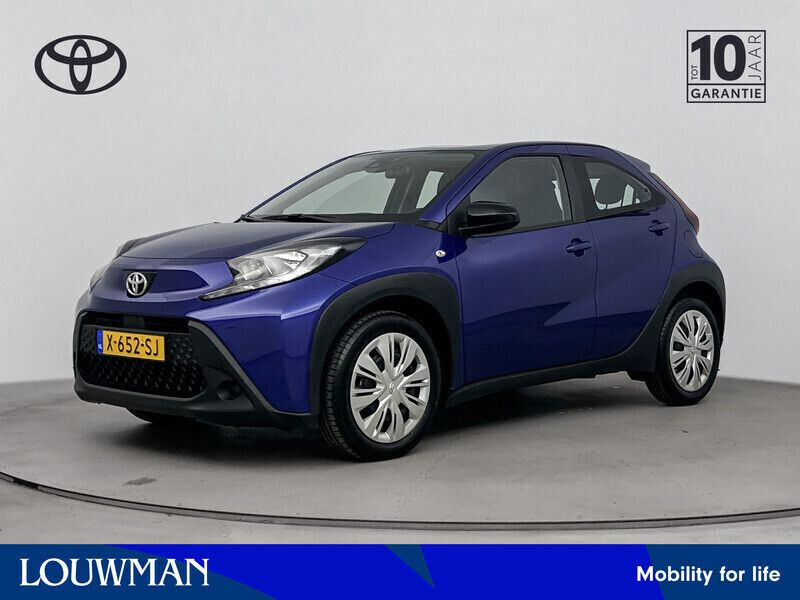 Blauw Gebruikt 2024 Toyota Aygo Play Hatchback | € 18.445 (Eerlijke prijs) - Afbeelding 1/3